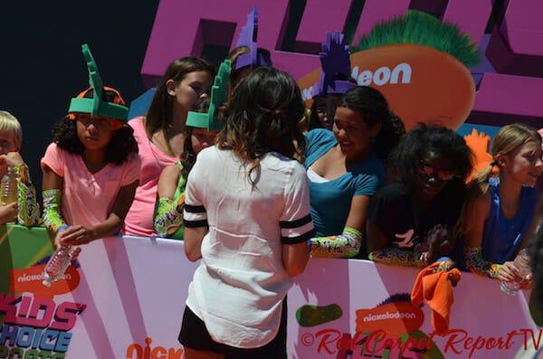 fans getting autographs at 2014 Kids' Choice Sports Awards