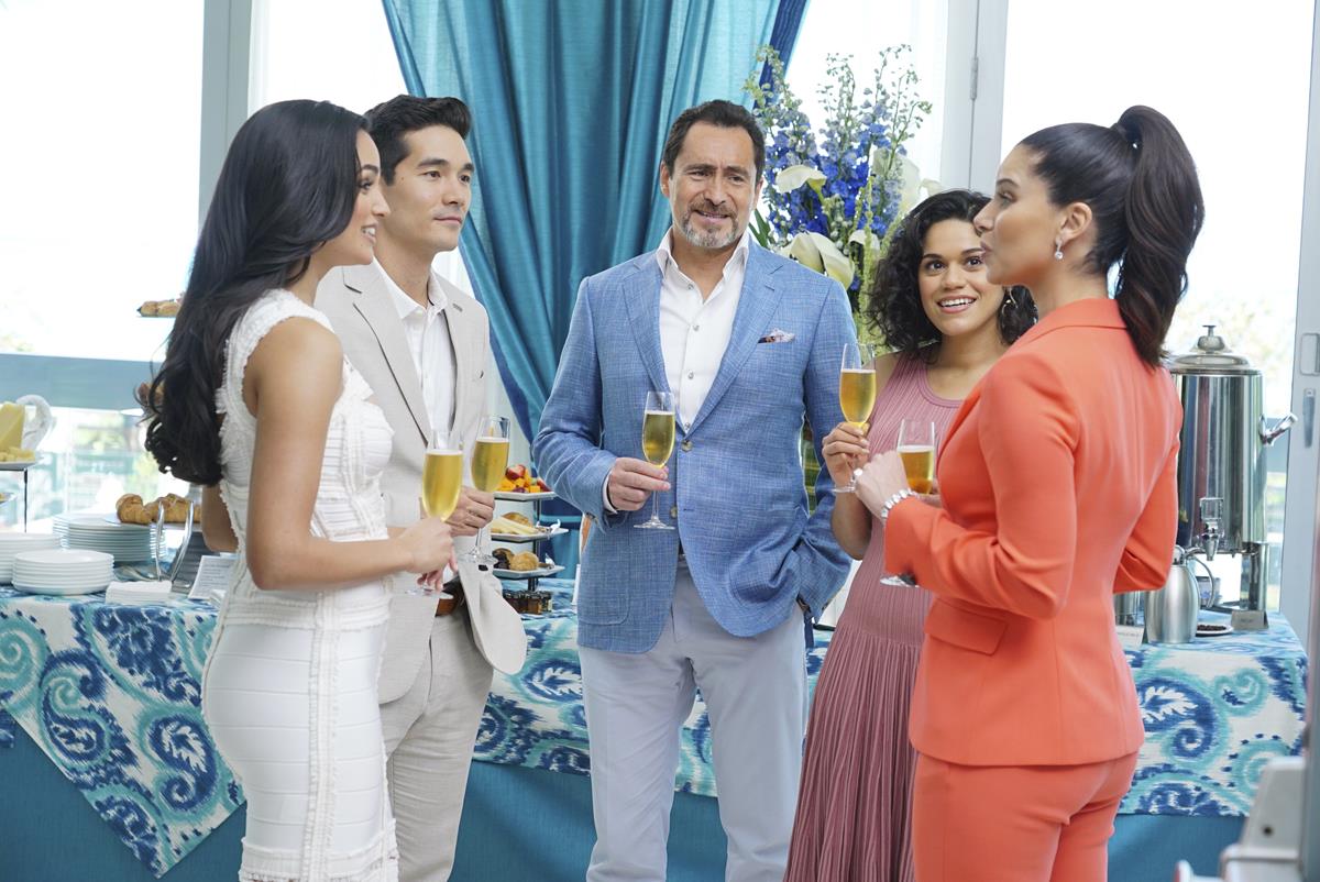 Demián Bichir, Roselyn Sanchez, Jencarlos Canela, Justina Adorno, and Feliz Ramirez in Grand Hotel (2019)