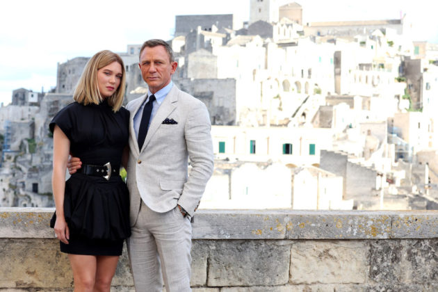Daniel Craig and Léa Seydoux arrive in Matera, Italy to continue filming NO TIME TO DIE.